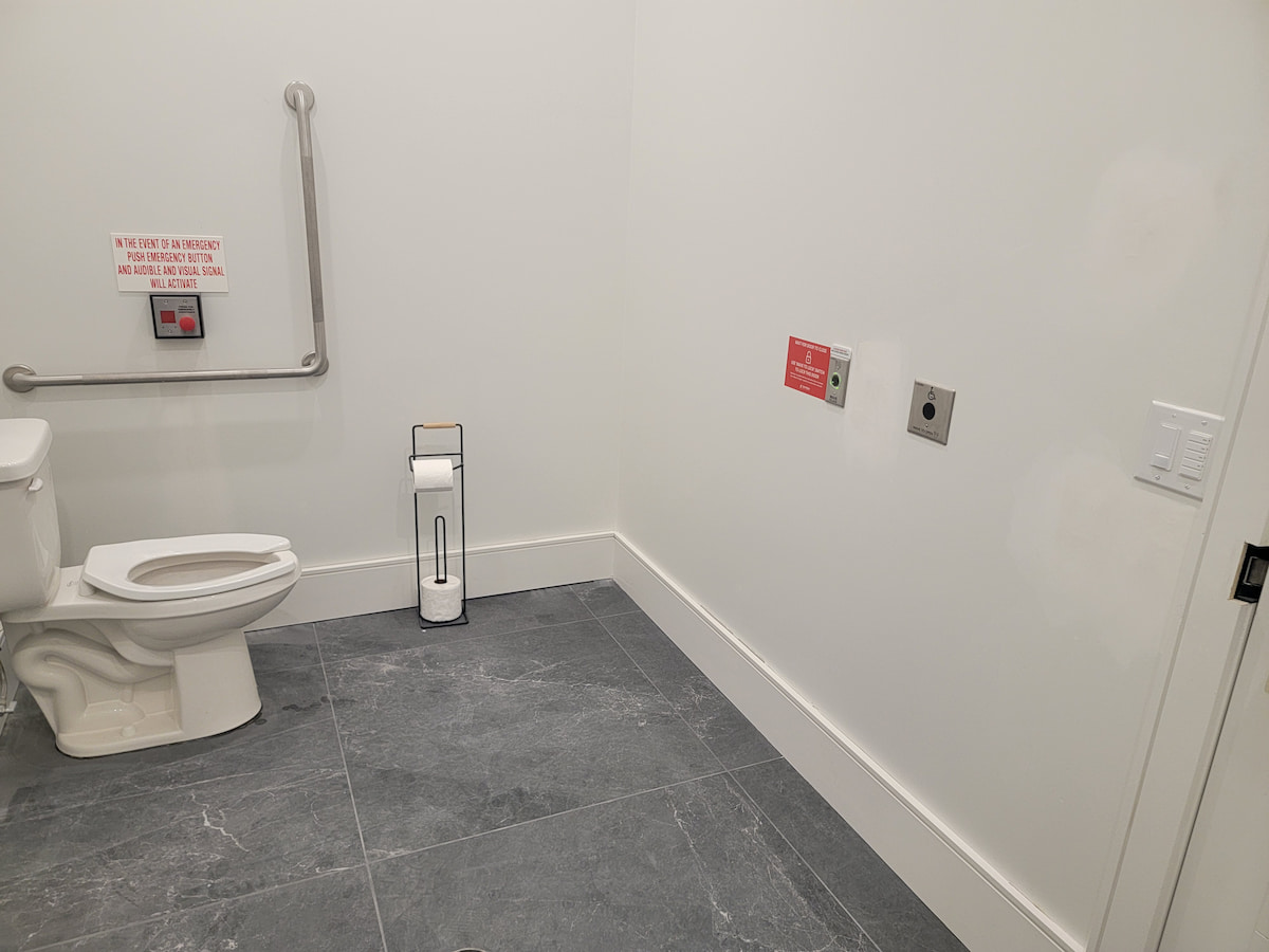 Universal washroom with barrier-free design